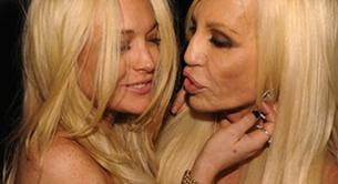 Nueva confusión en la Fashion Week: ven a Lindsay Lohan y piensan que es Donatella Versace