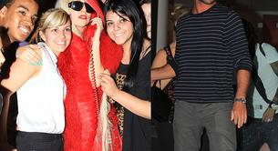 Lady Gaga lleva un teléfono doméstico pegado al bolso y un mechón de pelo en la mano