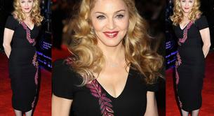 Madonna estrena su película en Londres y tira flores a su público