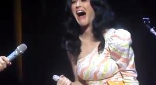 Katy Perry hace playback con una flauta y se le ve el plumero