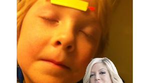 El marido de Tori Spelling tuitea sus pechos por error