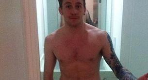 Danny Jones, de McFly, twitea una foto desnudo por una apuesta