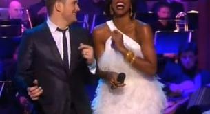 Kelly Rowland acompaña a Michael Bublé cantando 'White Christmas'
