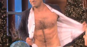 Steve Jones, presentador de 'X Factor', se desnuda en el programa de Ellen