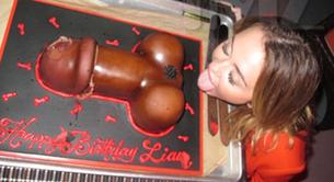 Miley Cyrus posa provocativa con el pastel-pene de su novio