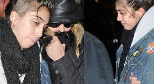 Madonna consuela a Lola, que llora desconsolada en el aeropuerto de Los Angeles
