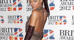 Rihanna con look travesti en los Brit Awards