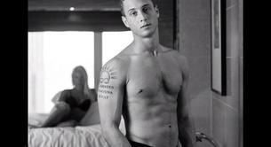 Chester, el hijo de Tom Hanks, enseña carne por Twitter "sólo para mujeres"