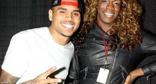 Revuelo por la foto de Chris Brown con una fan transexual