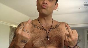 Robbie Williams sube una foto de su cuerpazo a Twitter para desmentir rumores sobre su peso