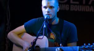 Jay Brannan versiona 'Super Bass' de Nicki Minaj