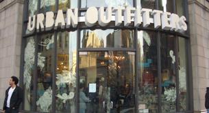 Las One Million Moms atacan ahora a Urban Outfitters por un beso lésbico
