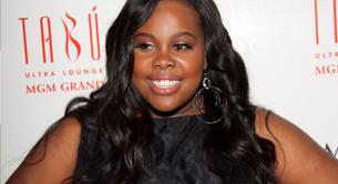 Amber Riley, Mercedes en 'Glee', se desmaya en plena alfombra roja