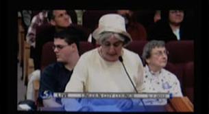 Una mujer esquizofrénica y homófoba se convierte en el vídeo viral de moda