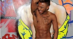 Marcus Collins se quita la camiseta para vender discos