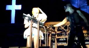 Lady Gaga golpeada en directo por un bailarín