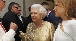 Kylie Minogue guía a la Reina de Inglaterra entre las celebrities de su concierto