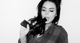 Lindsay Lohan juega con una pistola en la nueva sesión con Terry Richardson