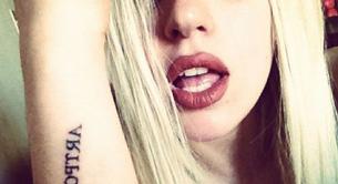 Lady Gaga se tatúa 'ArtPop', ¿nombre de su nuevo disco?