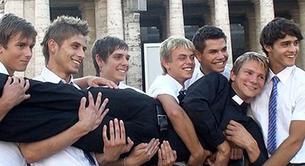 El Papa bendice a dos estrellas del porno gay en una peli