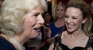 Kylie canta para Carlos y Camila