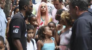Lady Gaga visita una favela en Brasil y regala entradas