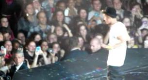 Justin Bieber patea los teléfonos de sus fans en directo