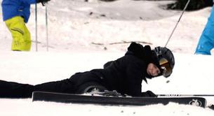 Madonna acaba el año esquiando y cayendo