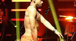 Miguel se quita la camiseta y simula sexo en directo