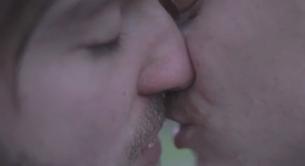 Youtube pone restricción de edad a un videoclip de The Irrepressibles por mostrar gays besándose