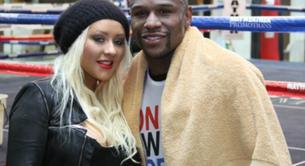 Christina Aguilera se pasea por un gimnasio haciéndose fotos con sus fans