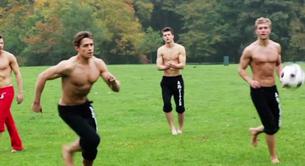 Un modelo de Abercrombie recibe un balonazo en los testículos