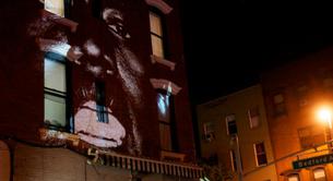 Kanye West proyecta en Barcelona su cara para promocionar 'New Slaves'