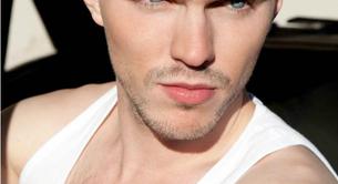 Nicholas Hoult, buenorro en 'Flaunt'