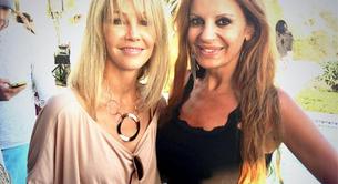 Sonia Monroy y Heather Locklear, juntas de fiesta en la piscina