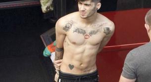 Zayn Malik, de One Direction, sin camiseta y marcando paquete