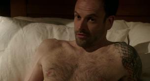 Jonny Lee Miller desnudo como el Sherlock Holmes más sexy de la tele
