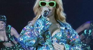 Rihanna ataca a un fan con el micrófono durante un concierto