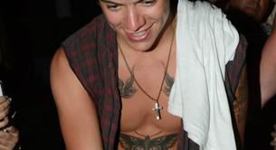 Harry Styles recibe a sus fans sin camiseta y presumiendo de tatuaje mariposa