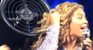 Beyoncé y su peluca, atrapadas por un ventilador en directo
