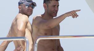 Jesús Vázquez, sin camiseta con su marido de vacaciones en Ibiza