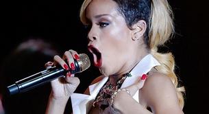 Rihanna recibe un ataque de patatas fritas de sus fans por salir tarde en Manchester