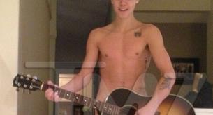 Justin Bieber desnudo y con una guitarra a cuestas