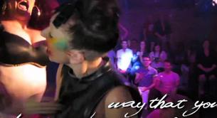 Lady Gaga se rodea de travestis y niños en el lyric video de 'Applause'