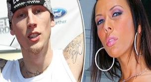 Una actriz porno practica una felación al rapero Machine Gun Kelly en directo