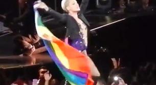 Pink responde a quienes la llaman lesbiana tras bailar con una bandera arcoíris