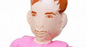 Polémica por la venta de un muñeco hinchable: "The perfect gay best friend"