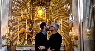 Homosexuales protestan contra la homofobia besándose dentro de iglesias en Roma
