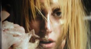 Lady Gaga, desnuda, se introduce purpurina en las partes bajas en los outtakes de 'V Magazine'