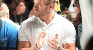 Pillada: Kellan Lutz lo marca todo en una pasarela